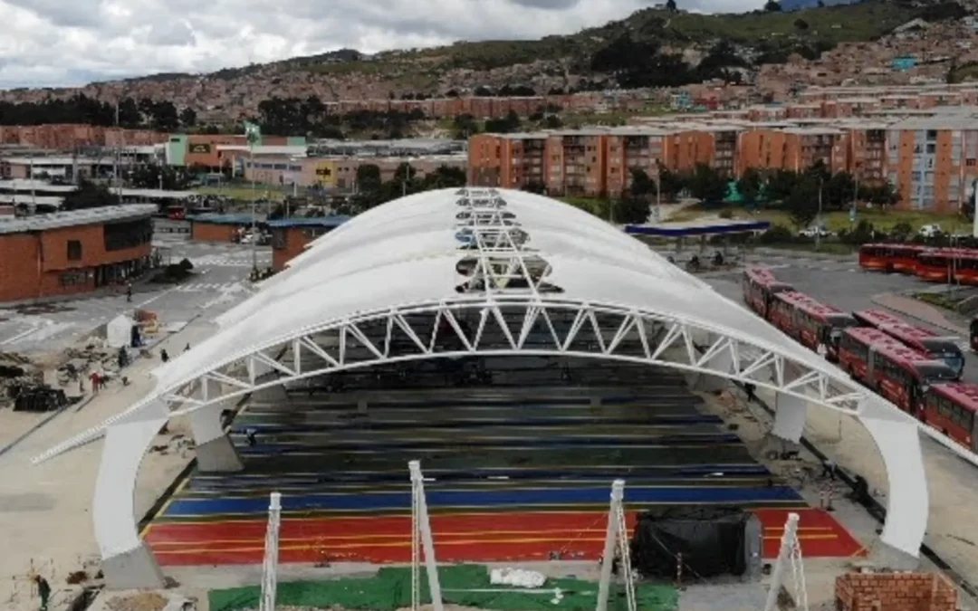 Montaje de estructura metálica para Transmilenio